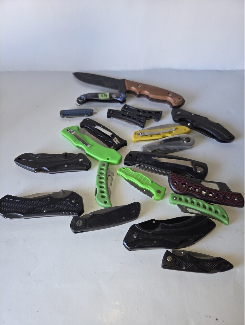 (20) Random knife lot Hunting Fishing Collection See Pics Some New Some Used SG3